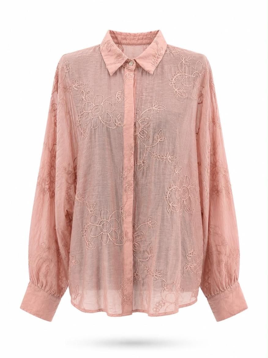 Blusa rosa de encaje de manga larga con botones, cuello y tejido transparente.