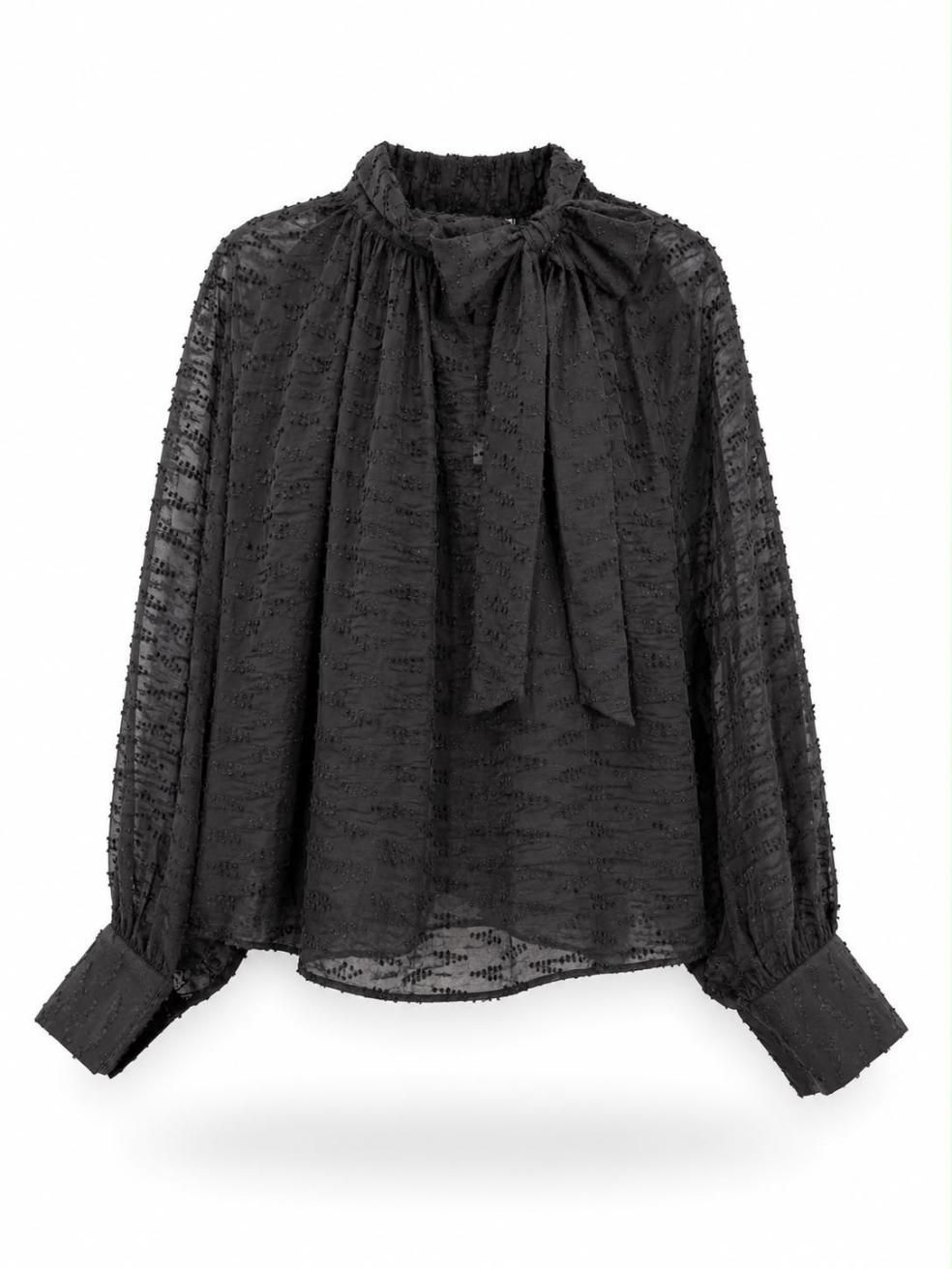 Blusa negra de manga larga con volantes en los hombros, lazo en el cuello y puños en las mangas sobre fondo blanco.