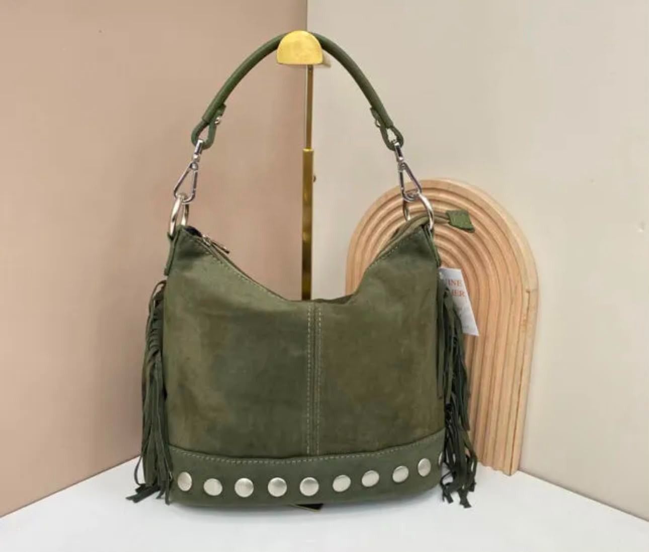 Bolso de mano de ante verde oliva con tachuelas plateadas
