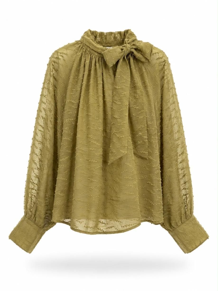 Blusa verde oliva de manga larga con volantes, cuello alto fruncido y puños sobre fondo blanco.