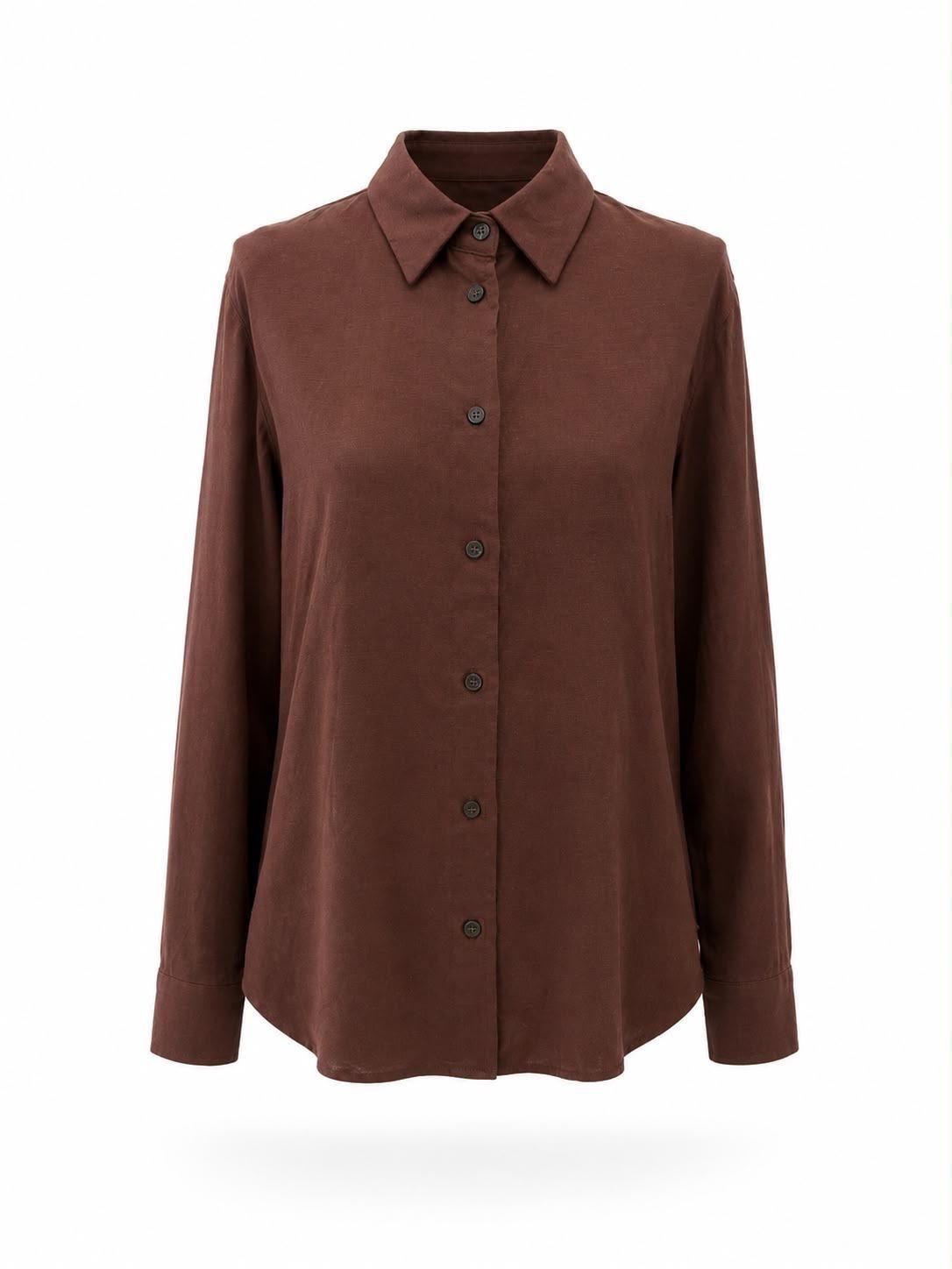 Camisa marrón de manga larga con cuello y botones, aislada sobre fondo blanco.