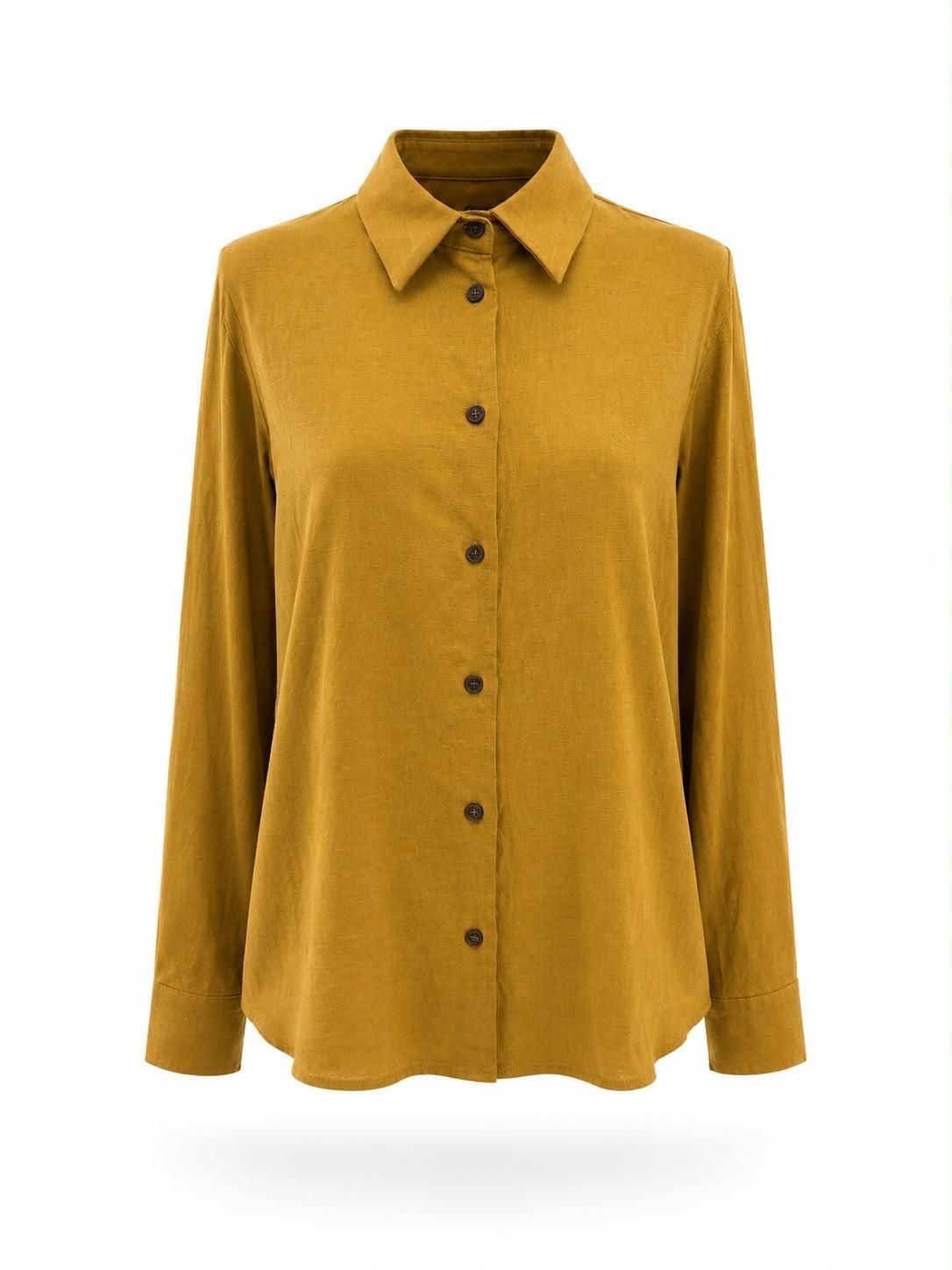 Camisa de manga larga abotonada de color amarillo mostaza sobre fondo blanco.