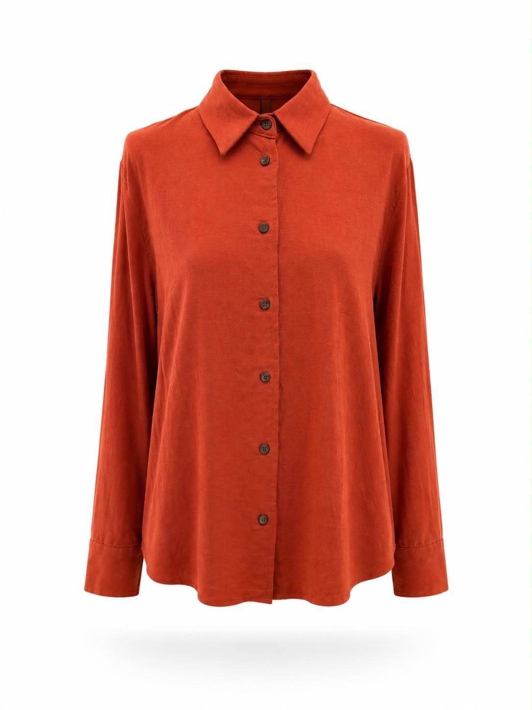 Camisa naranja de manga larga con botones sobre fondo blanco
