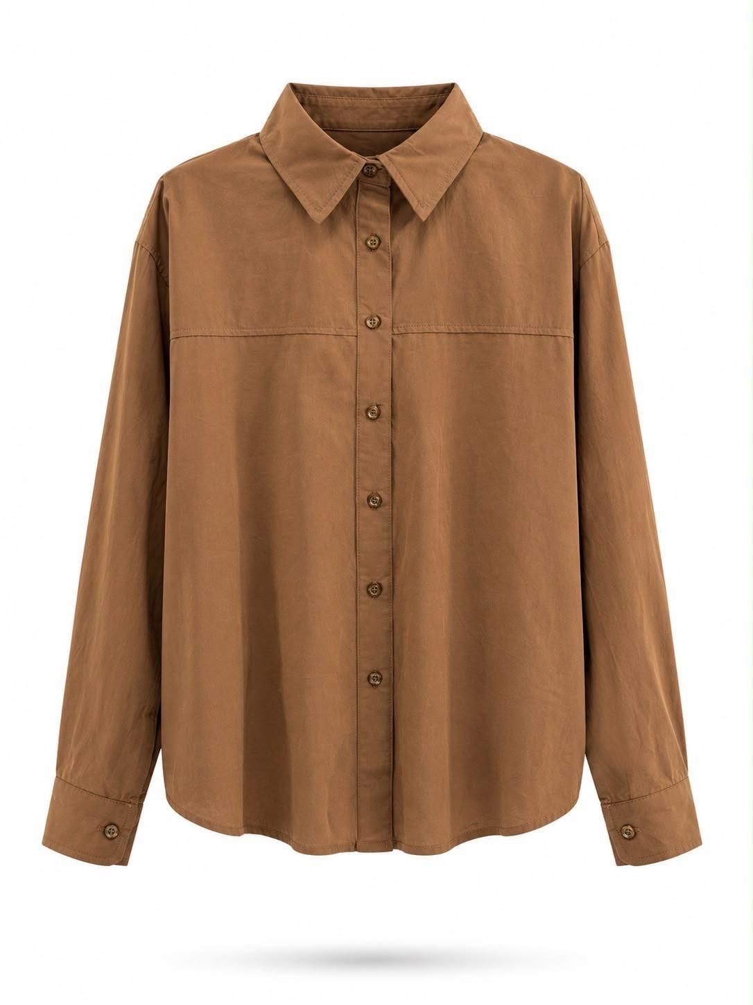 Camisa marrón de manga larga con cuello y botones sobre fondo blanco.