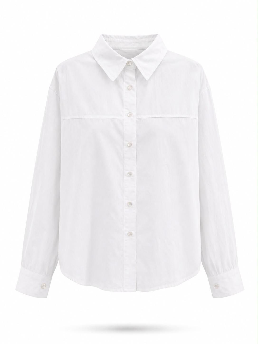 Camisa blanca de manga larga con cuello y botones sobre un fondo blanco liso.