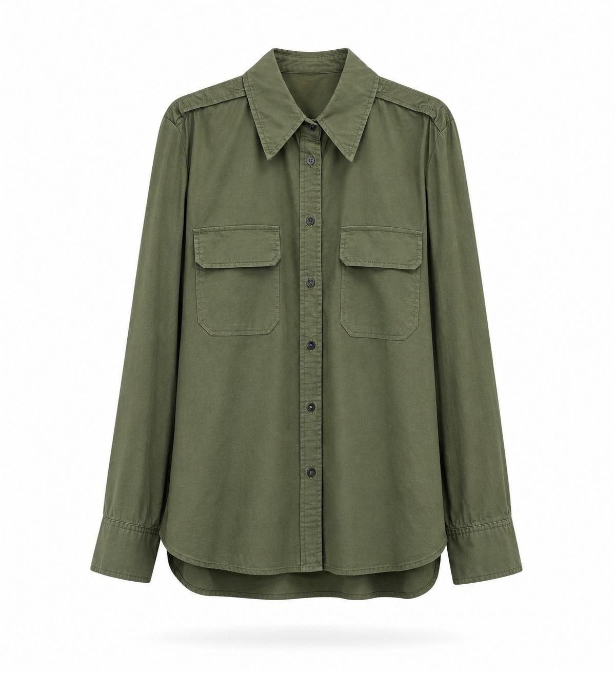 Camisa de manga larga abotonada de color verde oliva con dos bolsillos con solapa en el pecho sobre fondo blanco.
