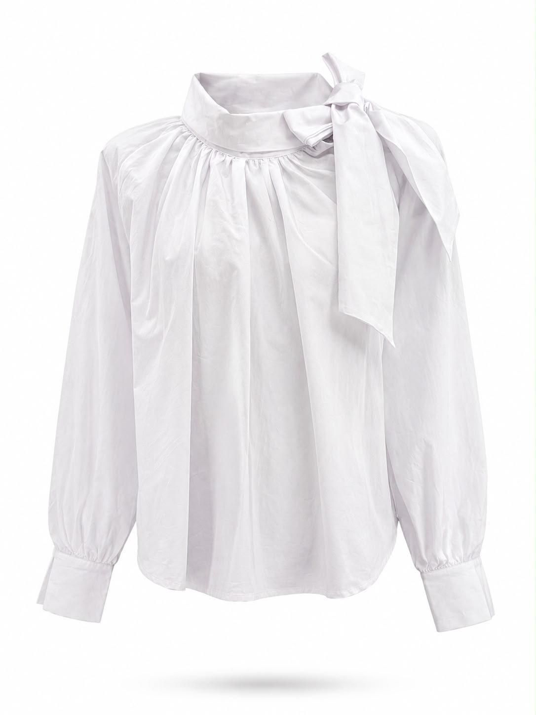 Blusa blanca de manga larga con cuello alto y detalle de lazo.