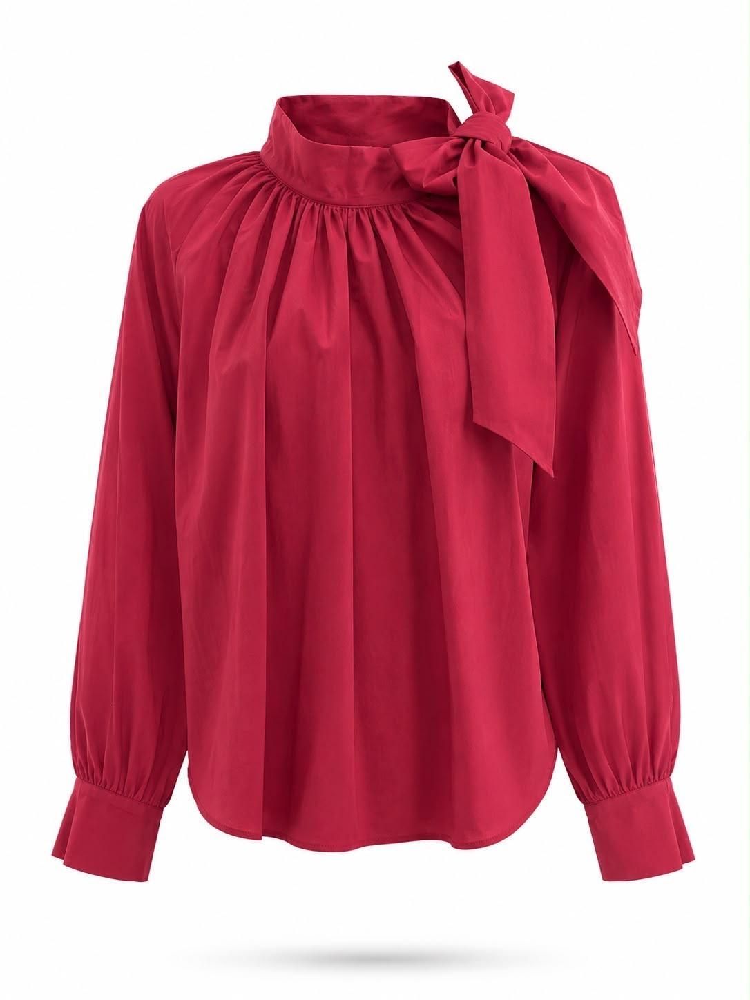Blusa roja de manga larga con cuello alto, detalles fruncidos y lazo en el cuello.