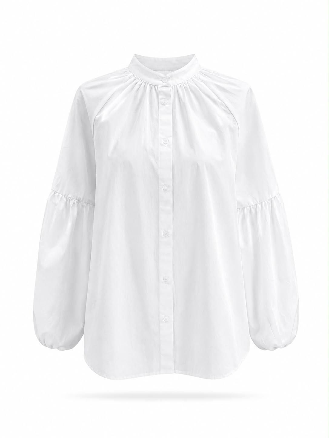 Blusa blanca de manga larga con cuello con volantes y puños fruncidos sobre fondo liso.