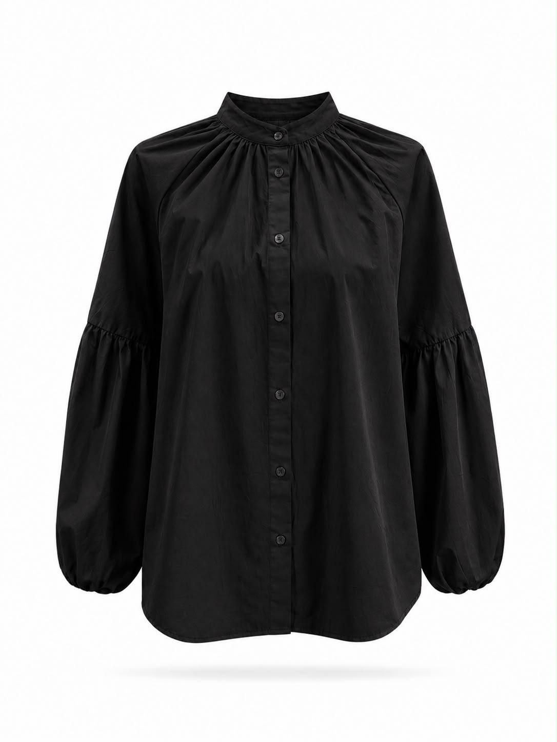 Blusa negra de manga larga abotonada con cuello alto fruncido y mangas abullonadas sobre fondo blanco.