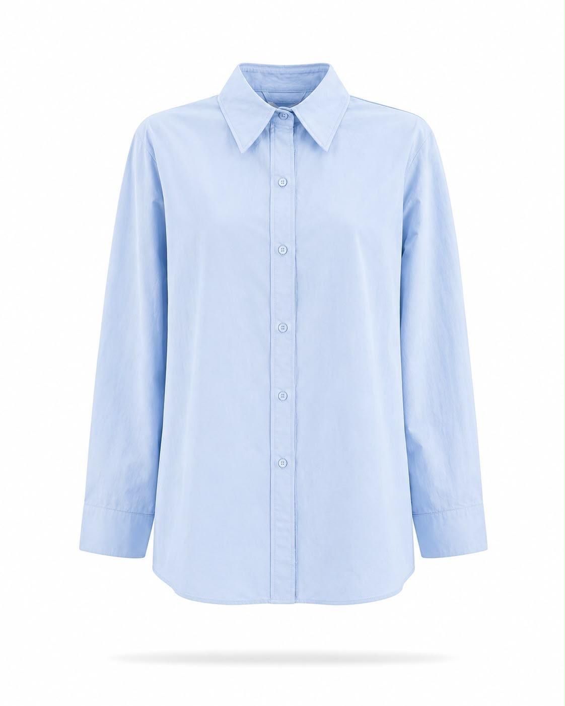 Camisa de vestir azul claro de manga larga con botones sobre fondo blanco
