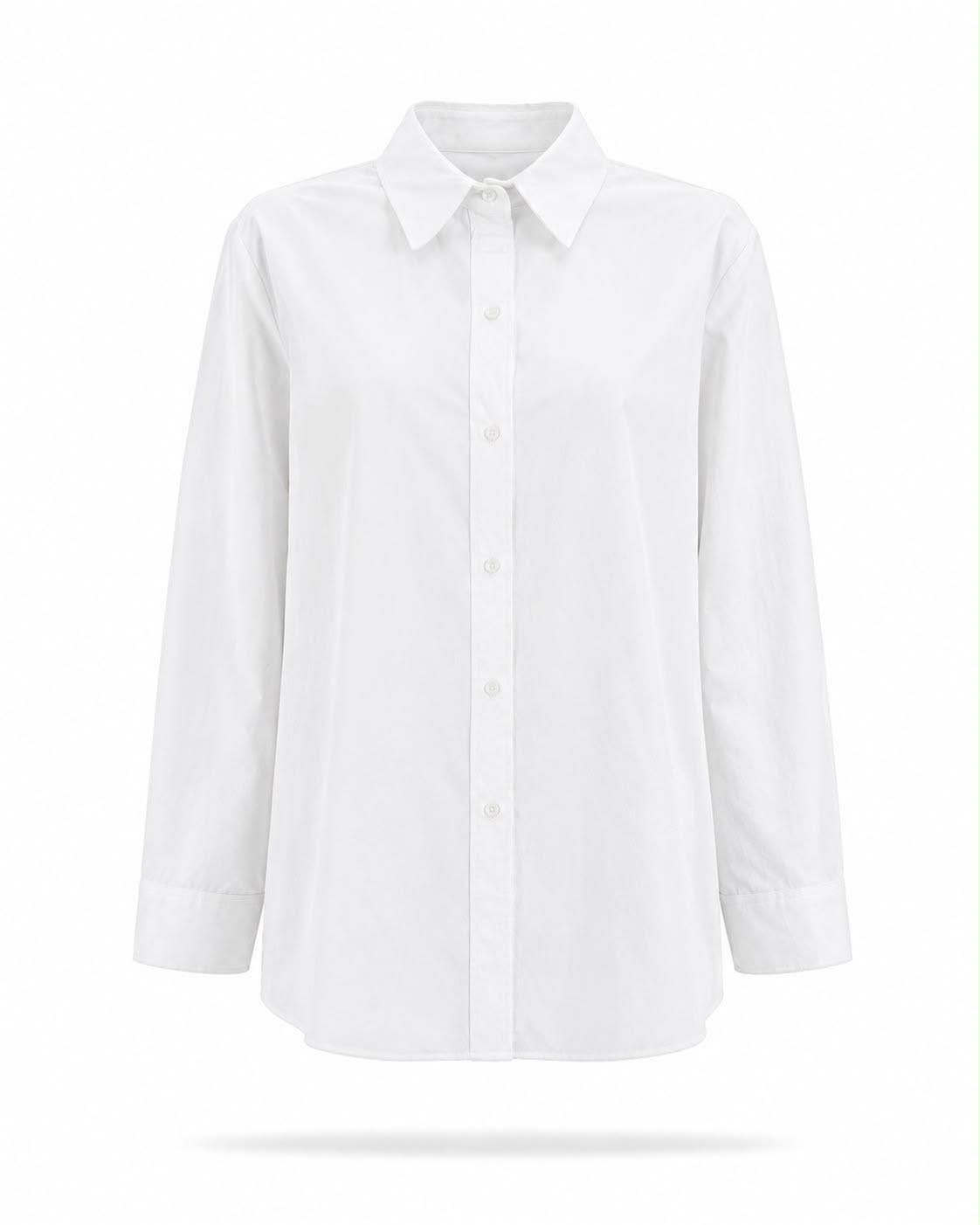 Camisa blanca de manga larga con botones sobre un fondo blanco liso.