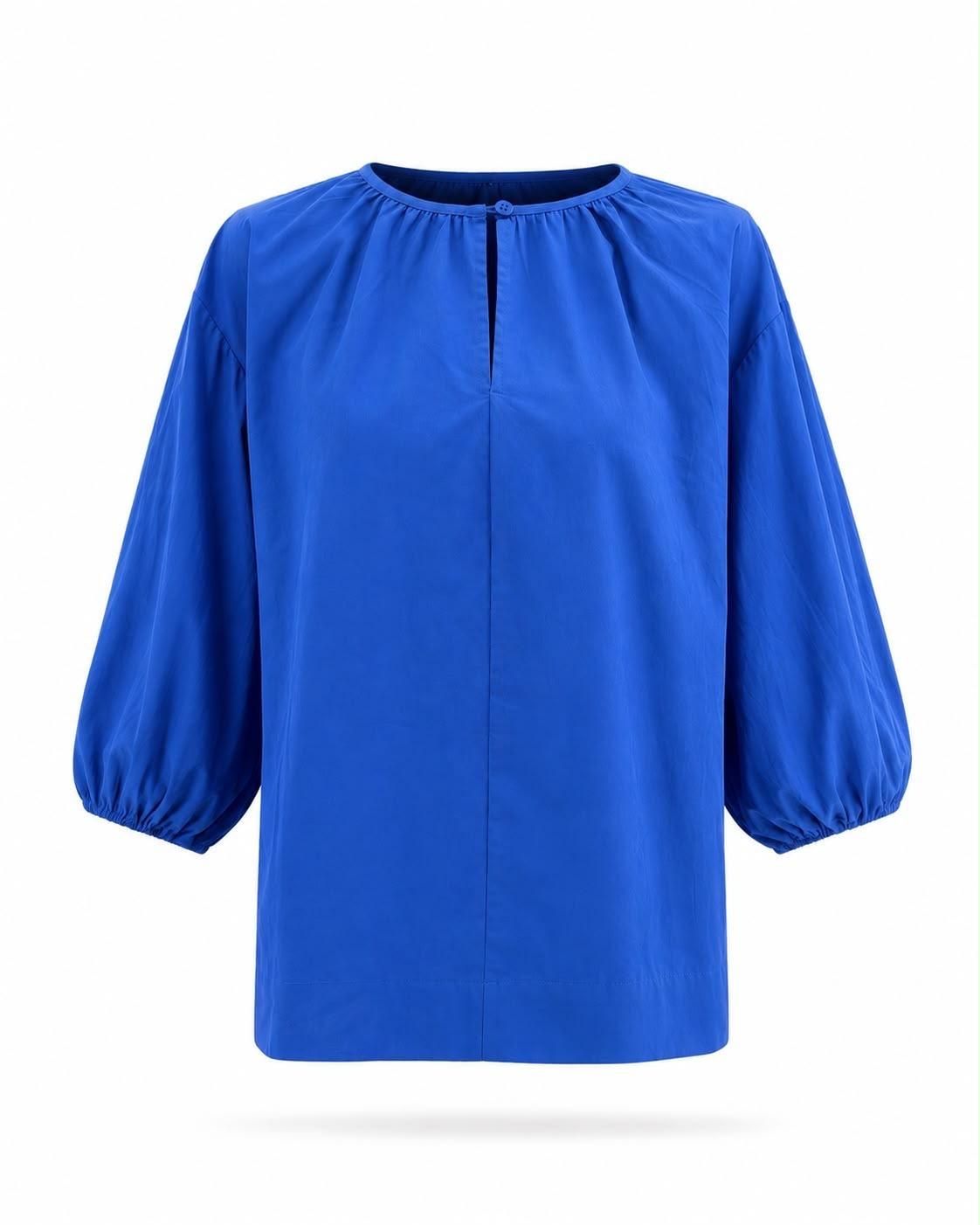 Blusa azul de manga larga con cuello fruncido y mangas abullonadas, aislada sobre fondo blanco.