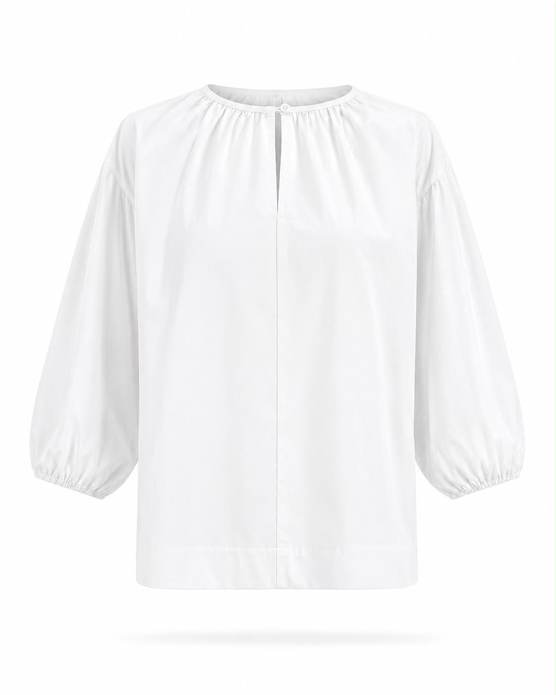 Blusa blanca de manga larga con escote fruncido y mangas abullonadas sobre fondo liso.