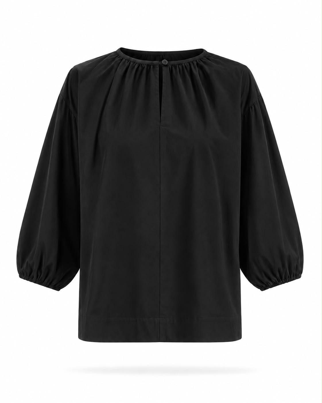 Blusa negra de manga larga con escote fruncido y mangas abullonadas sobre fondo blanco.