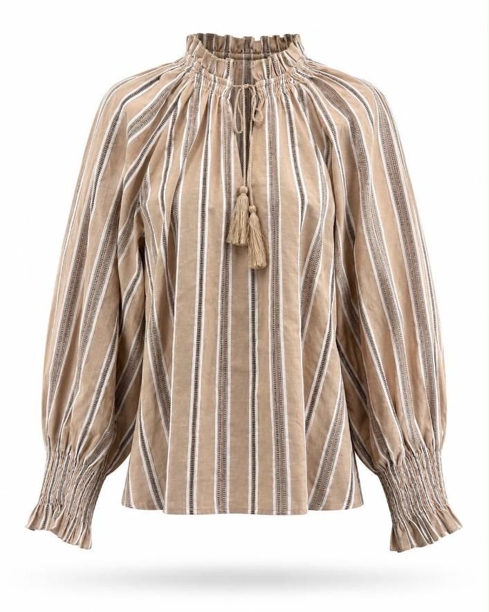Blusa beige de manga larga a rayas con cuello alto con volantes y detalle de lazo con borlas.