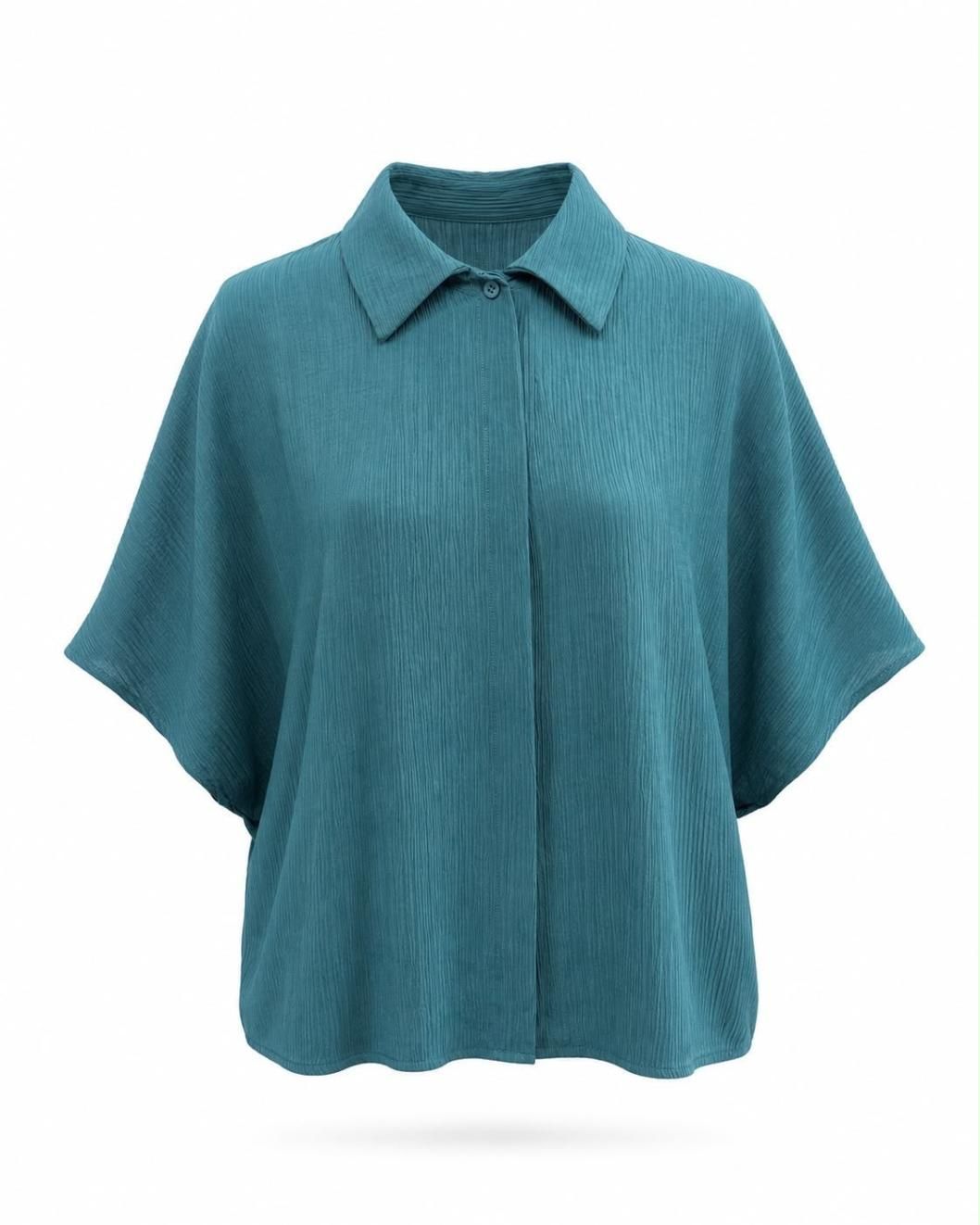 Camisa de manga corta color verde azulado con cuello y corte holgado y texturizado.