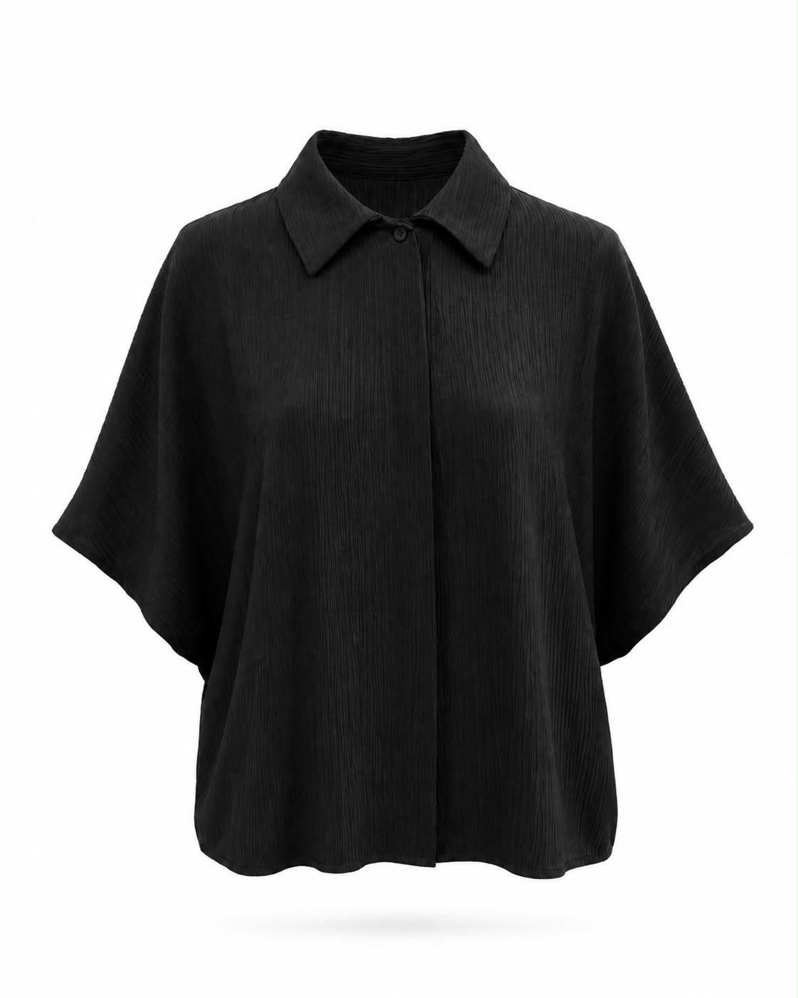 Blusa negra de manga corta con cuello, tejido texturizado y corte holgado sobre fondo blanco.