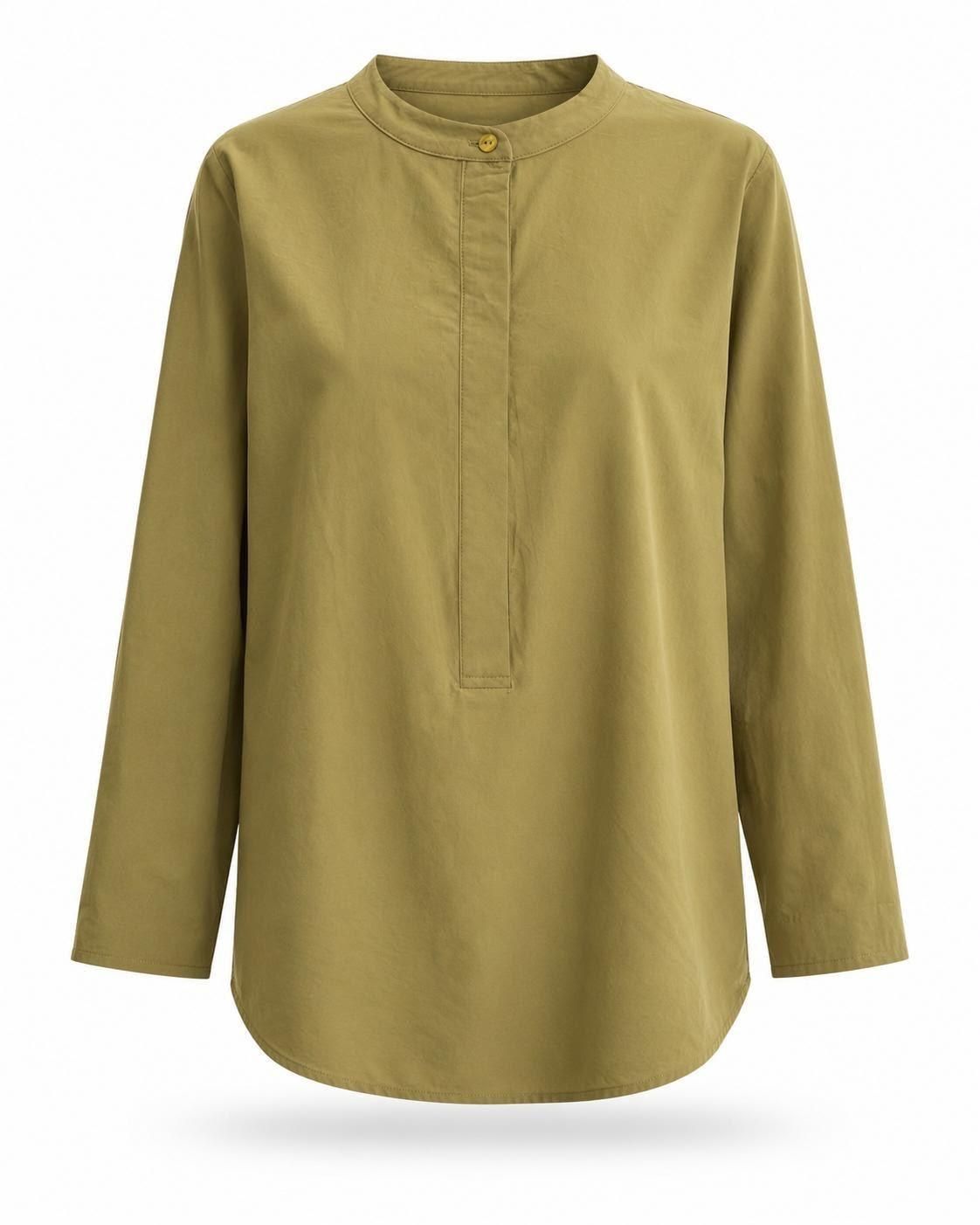 Camisa túnica de manga larga color verde oliva con cuello mandarín abotonado sobre fondo blanco.