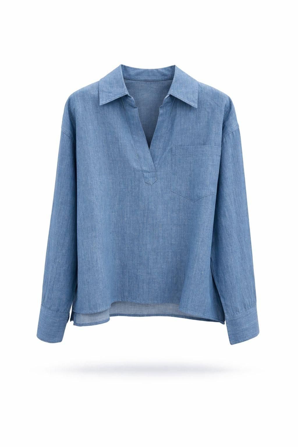 Camisa azul de manga larga con cuello sobre fondo blanco