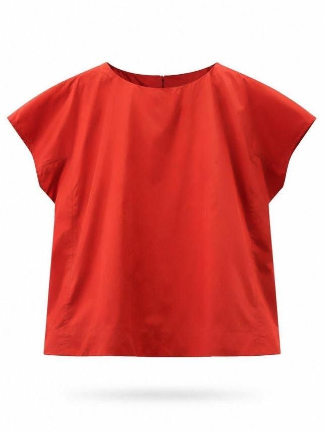 Blusa roja de manga corta aislada sobre fondo blanco