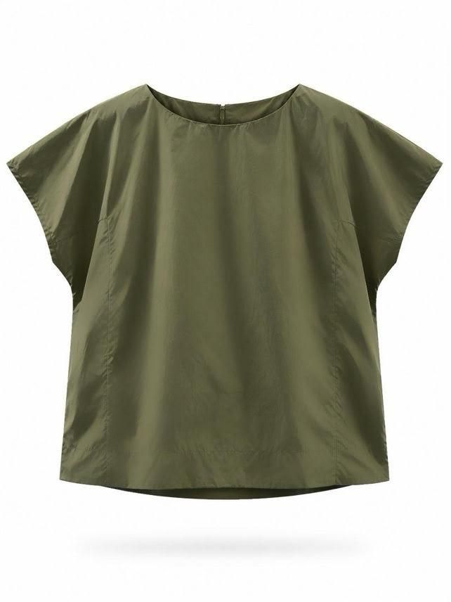 Blusa verde oliva de manga corta y corte holgado sobre fondo blanco.