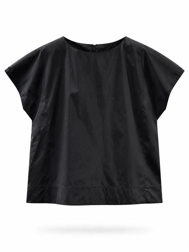 Blusa negra de manga corta y corte holgado sobre fondo blanco.