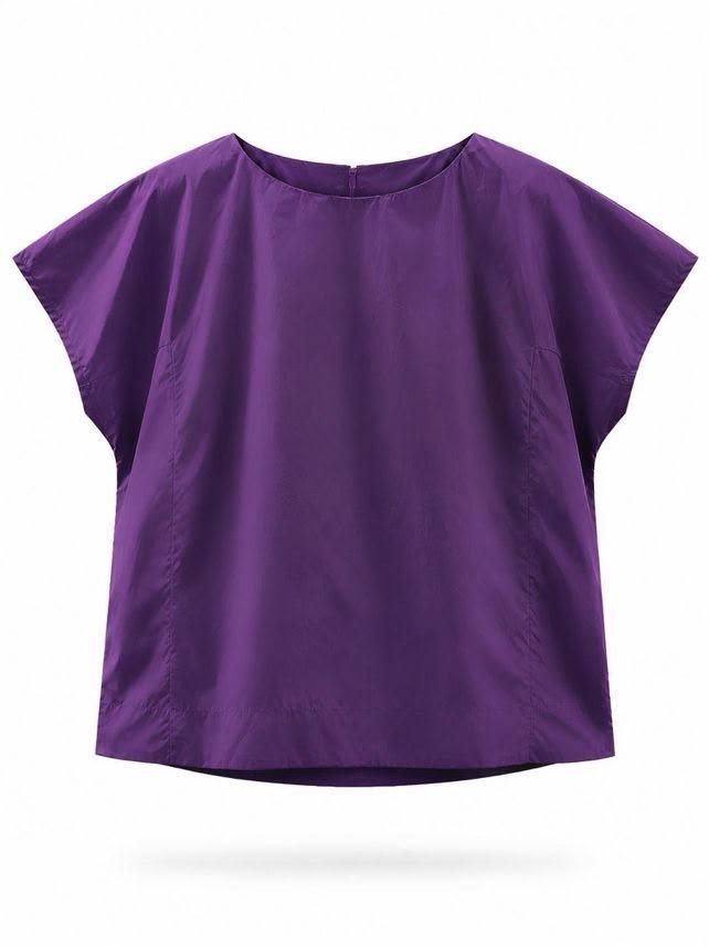 Top morado de manga corta, corte holgado y cuello redondo.