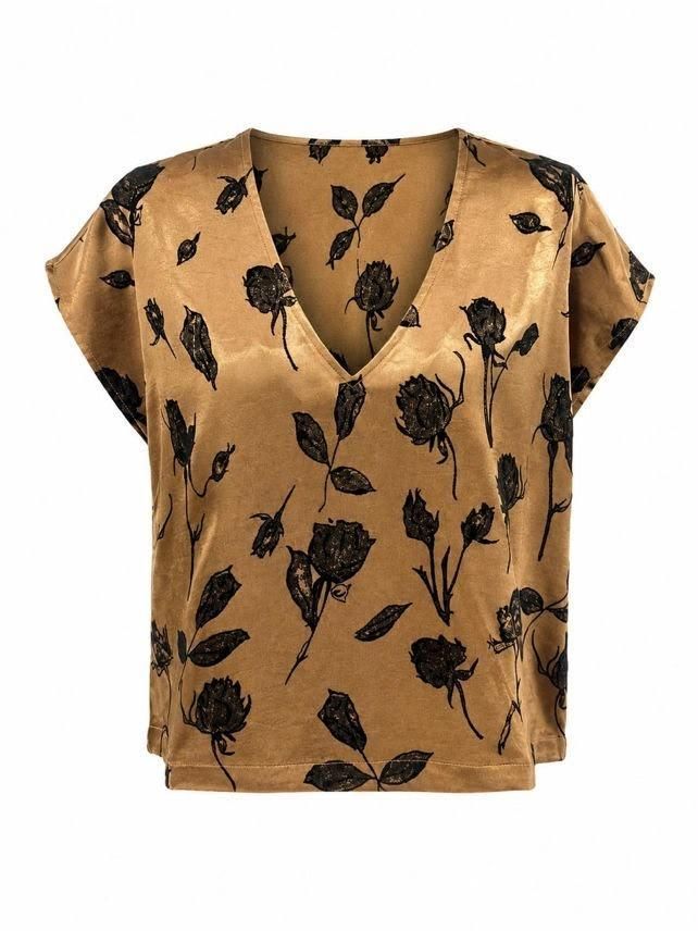Blusa color canela con escote en V, estampado floral negro, mangas cortas y bajo con capas.