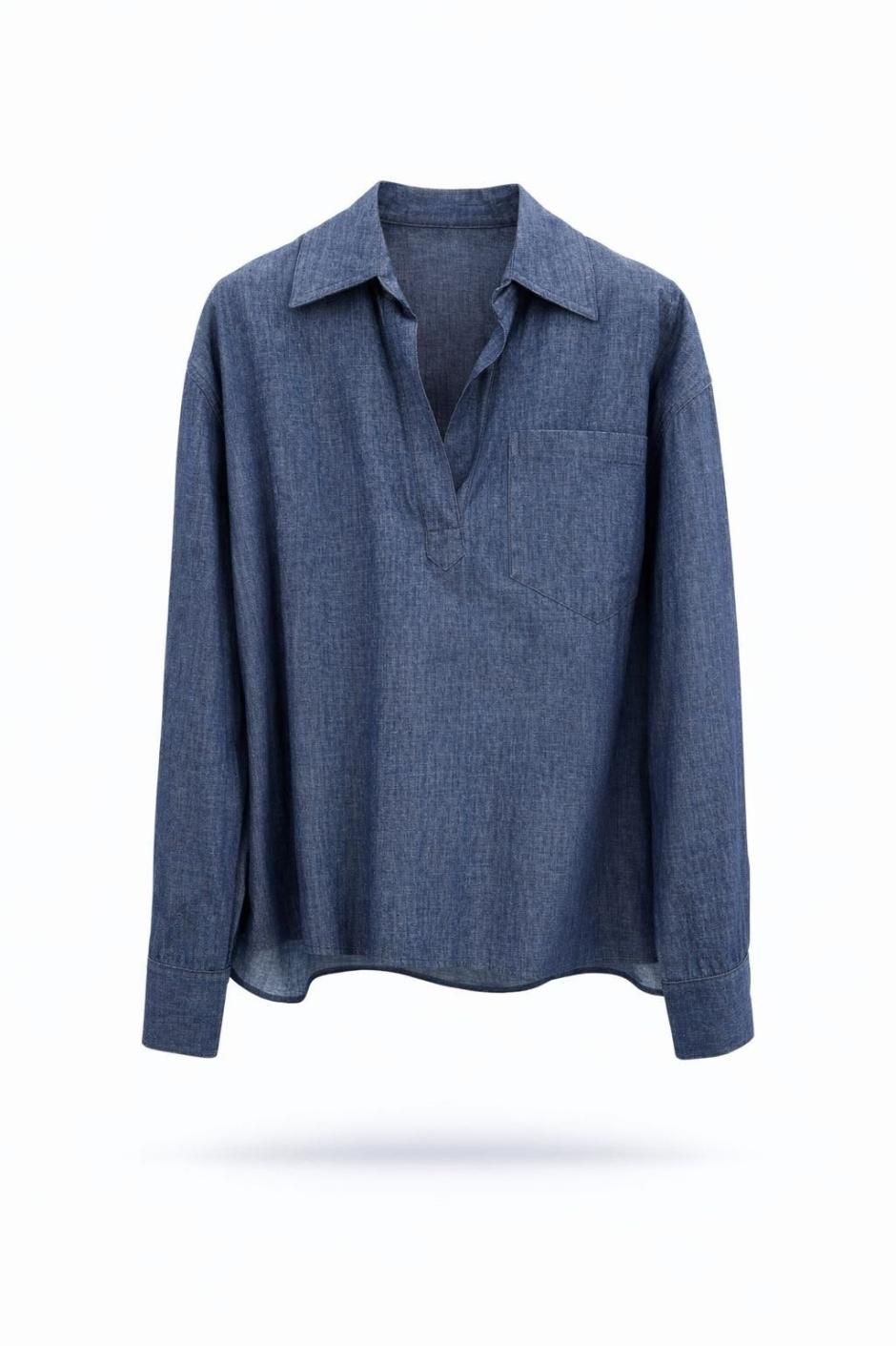 Camisa azul de manga larga con botones en la parte delantera sobre fondo blanco.