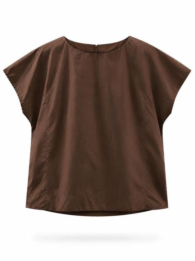 Blusa marrón de manga corta con escote redondo sobre fondo blanco.