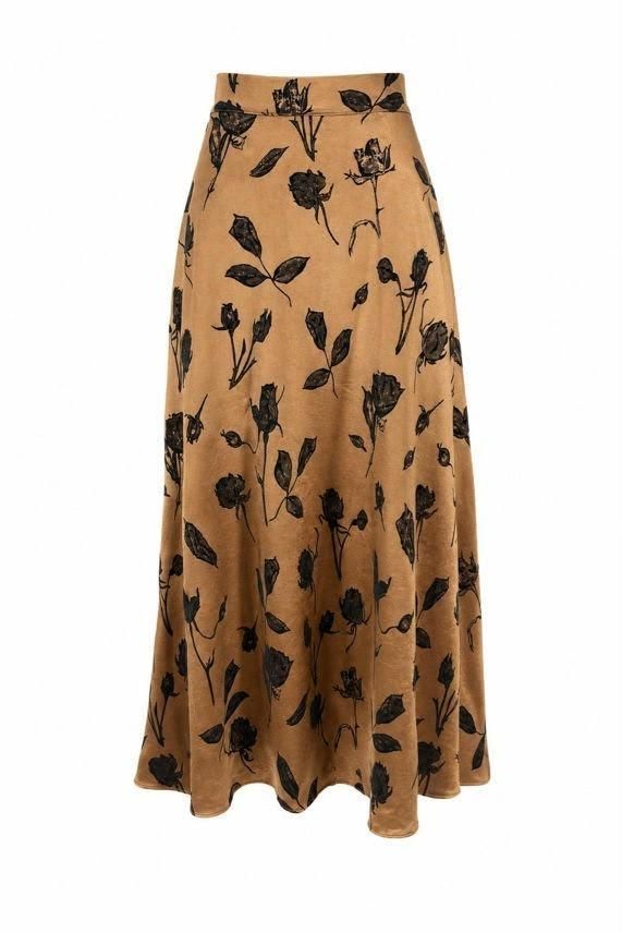 Falda midi de corte A color tostado con estampado floral y patrón de hojas negras.