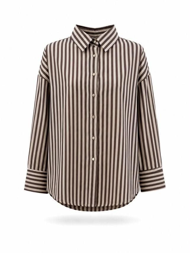 Camisa abotonada de manga larga y cuello a rayas marrones y crema sobre fondo blanco.