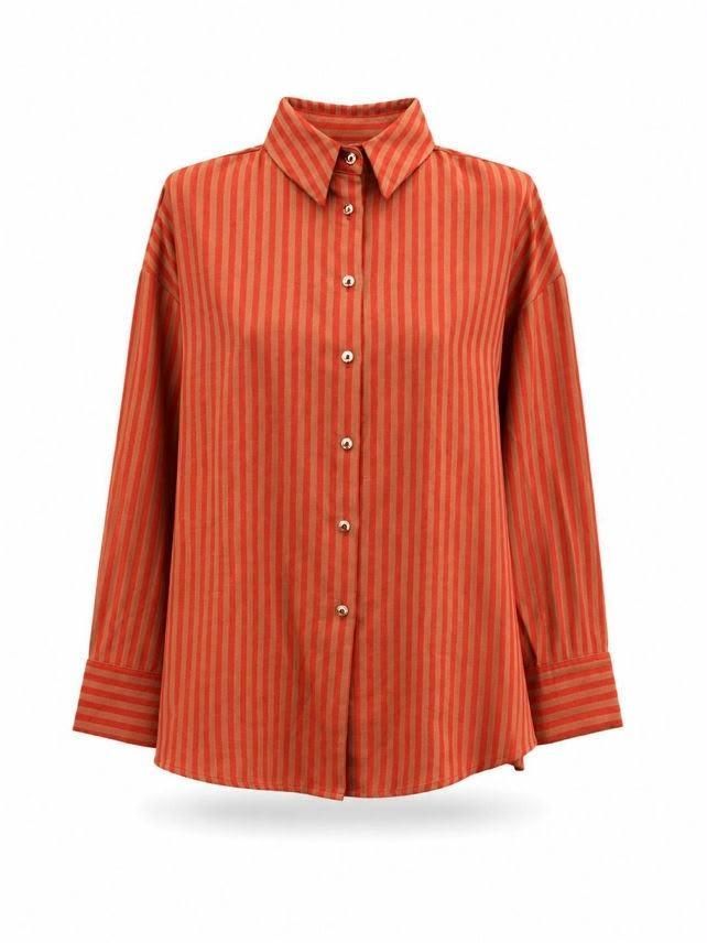 Camisa abotonada de rayas naranjas, de manga larga y cuello, mostrada de frente sobre un fondo blanco.