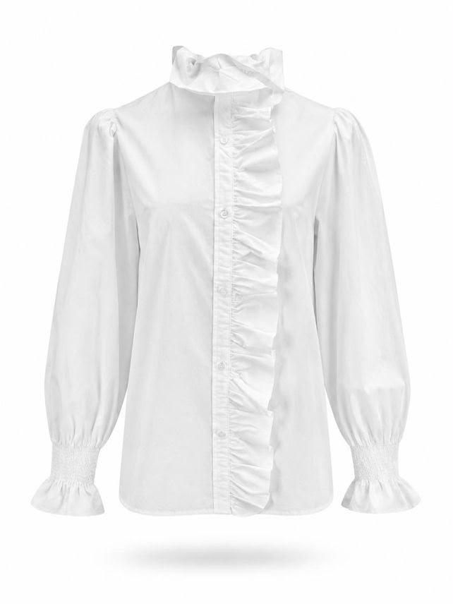 Blusa blanca de manga larga con volantes en la parte delantera y en los puños sobre un fondo blanco liso.