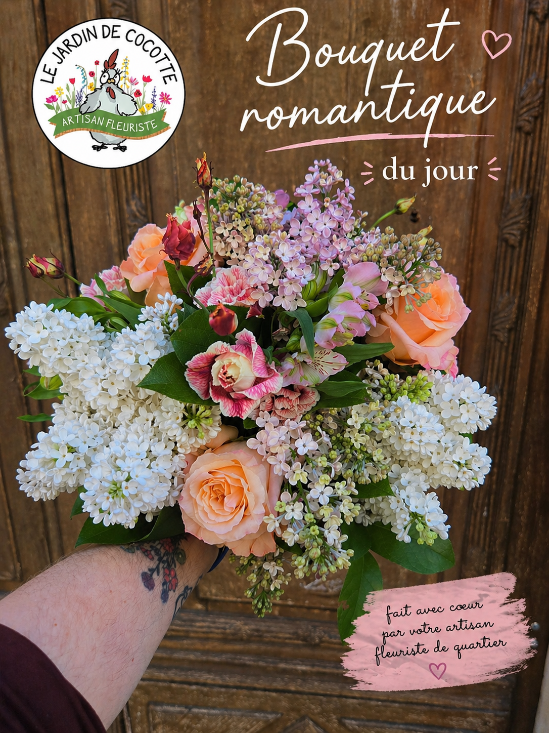 Bouquet romantique de roses, de lilas blancs et de feuillage tenu par une main sur un fond en bois