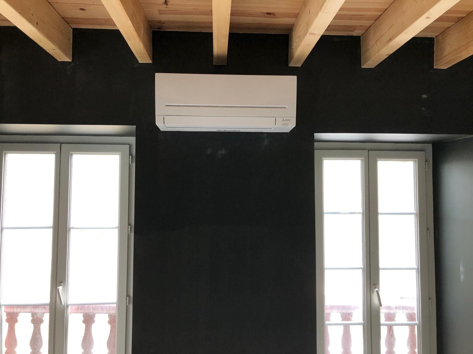 Un climatiseur sur un mur noir