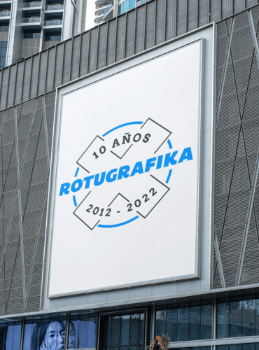 Gran cartel exterior con el logotipo de