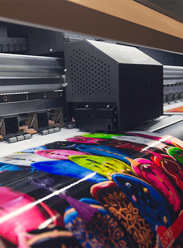 Impresora de gran formato que imprime un diseño colorido.