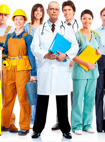Personas que representan diversas profesiones juntas: trabajador de la construcción, médico, enfermero.