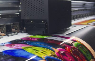 Impresora de gran formato que imprime diseños abstractos y coloridos.