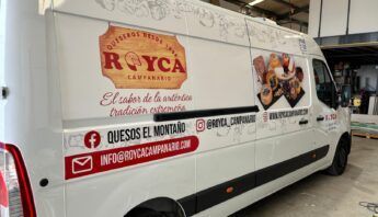Furgoneta blanca con la marca de quesos ROYCA; logotipos en rojo y marrón. Se muestran redes sociales e información de contacto.