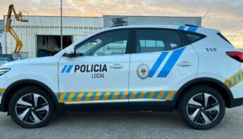 Camioneta policial blanca y azul con la inscripción