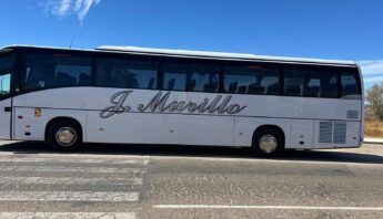 Autobús turístico blanco con la inscripción