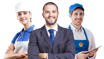 Hombre de traje con dos trabajadores sonrientes, todos mirando hacia adelante.