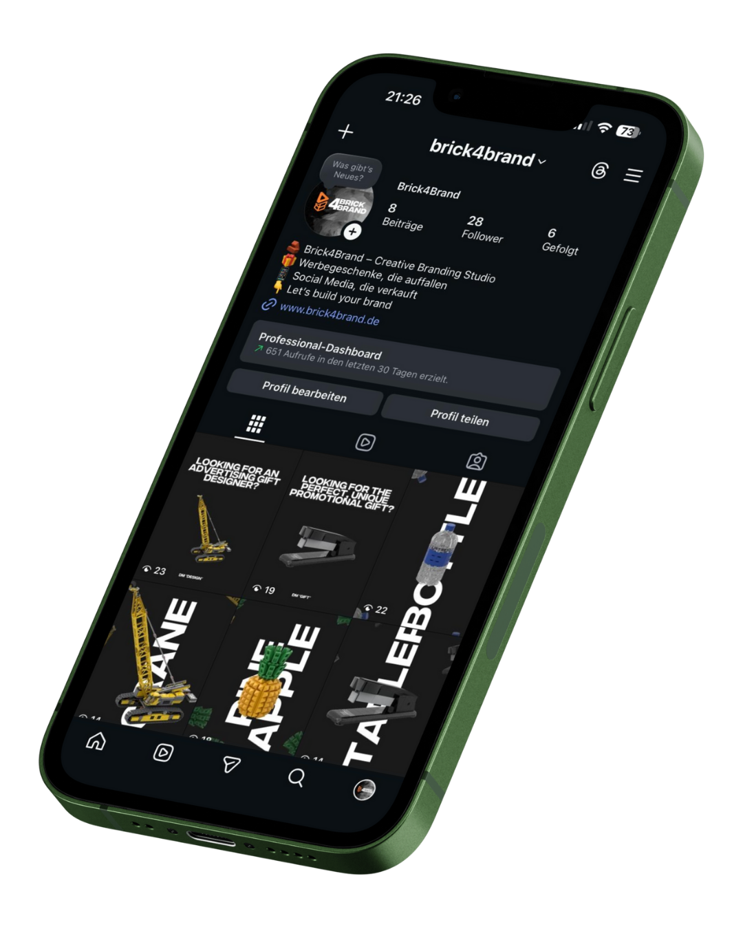 Grünes Smartphone mit einem Social-Media-Profil zum Thema Bauwesen und Beiträgen mit Bildern von Maschinen und Texten.