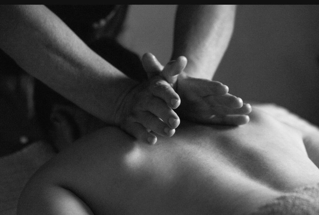 Nahaufnahme einer Rückenmassage