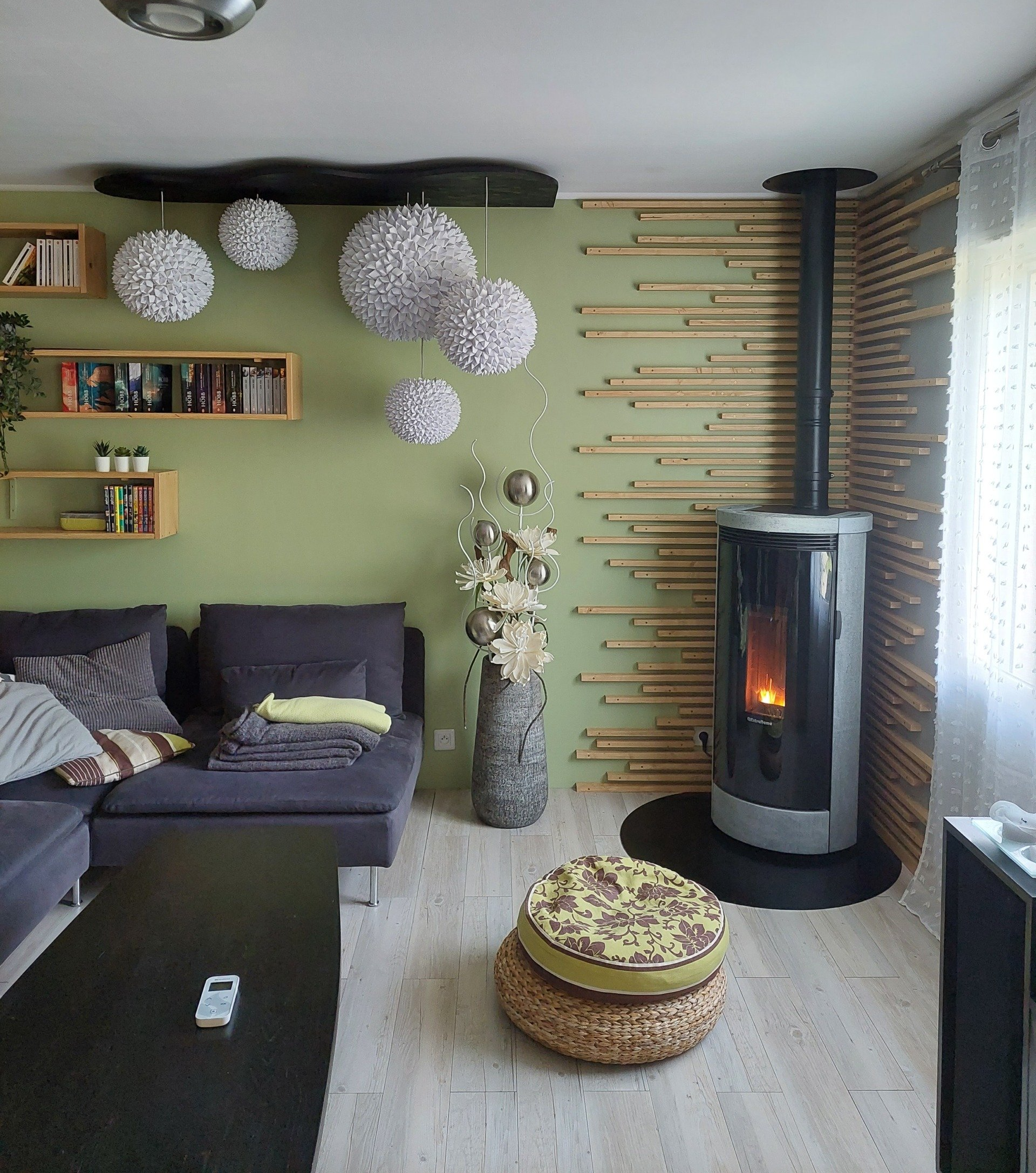 Grand salon avec poêle de chauffage