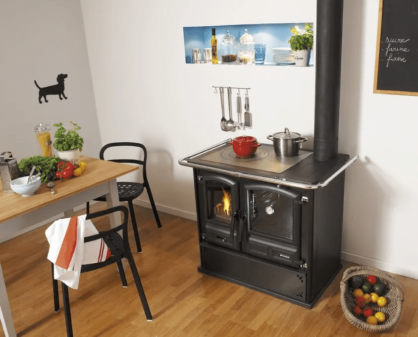 Cuisinière à bois pour manger.