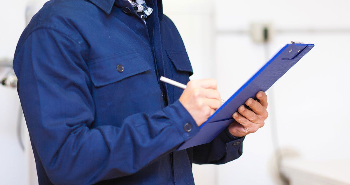 Homme avec une check-list.